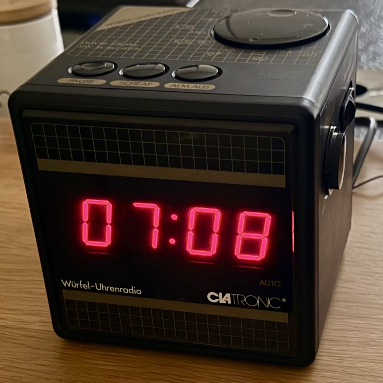 Clatronic Würfel Uhrenradio